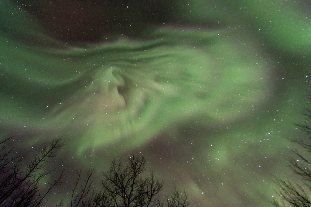 Aurores-Boréales-étoiles-Yukon